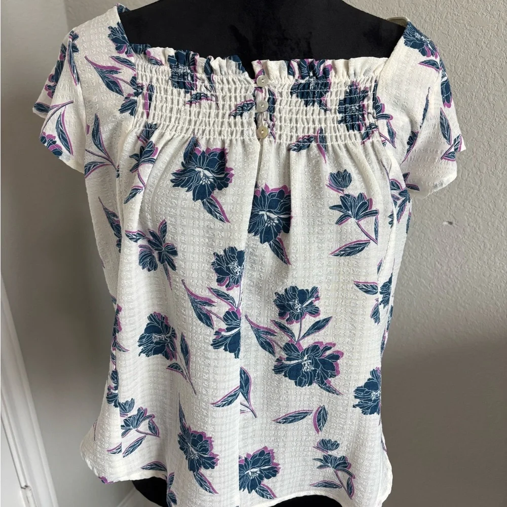 Draper James white and blue floral short-sleeve top square neck smocked detail - Picture 4 of 5